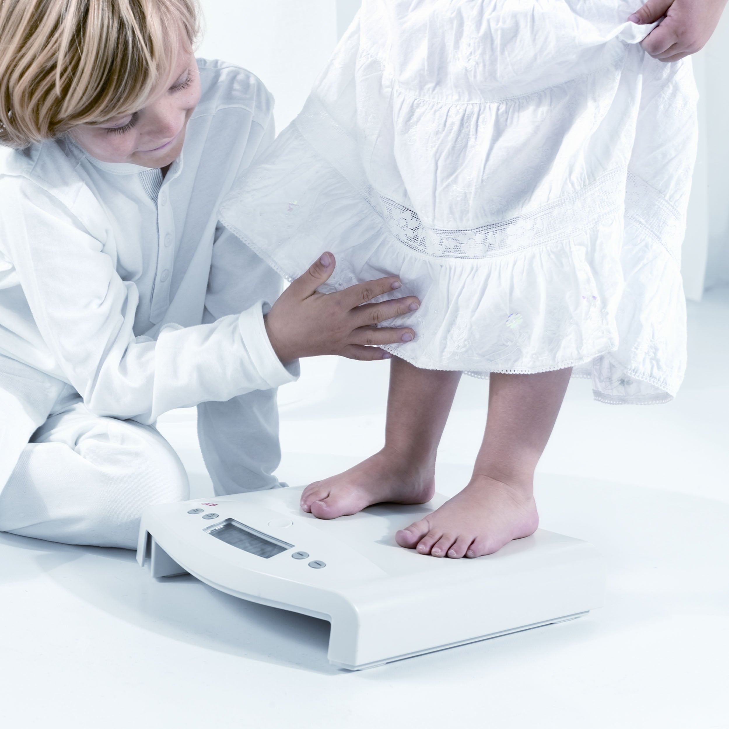 Seca 354 Digital Baby Scale with Fine Graduation (Also Converts to a Flat Scale for Children)